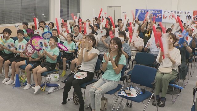 岡山市の応援会場でテレビに向かって岡選手に声援を送る人たち