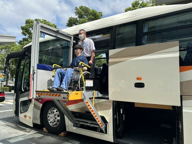 車いすの昇降機が装備された大型バス