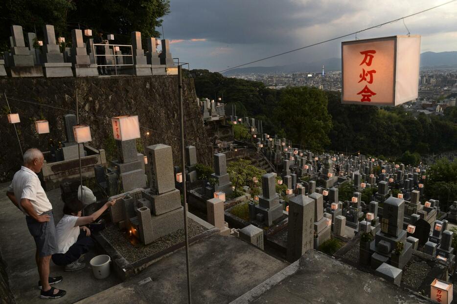 東本願寺・大谷祖廟で始まった盆の風物詩「万灯会」＝14日夕、京都市