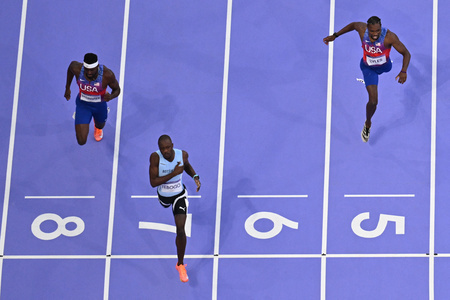 パリ五輪、陸上男子200メートル決勝。ゴールする（左から）米国のケネス・ベドナレク、ボツワナのレツィレ・テボゴ、米国のノア・ライルズ（2024年8月8日撮影）。