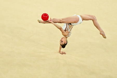 パリ五輪、新体操個人総合予選。演技に臨むブルガリアのボリャナ・カレイン（2024年8月8日撮影）。