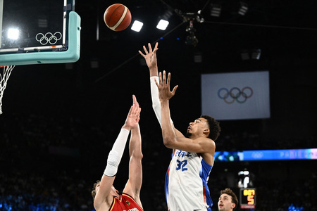 パリ五輪、バスケットボール男子準決勝、フランス対ドイツ。得点を狙うフランスのビクター・ウェンバンヤマ（2024年8月8日撮影）。