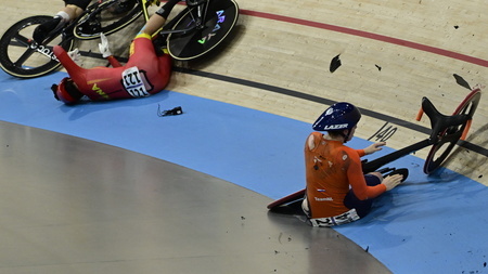 パリ五輪、自転車トラック女子ケイリン準々決勝。転倒するベルギーのニッキー・デグレンデレ（右）と中国のエン・リエイ（2024年8月8日撮影）。