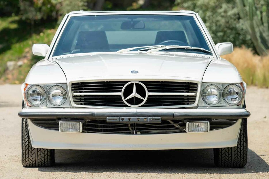 3万9100ドル（邦貨換算約580万円）で落札されたメルセデス・ベンツ「350SL ロードスター」（C）bonhams