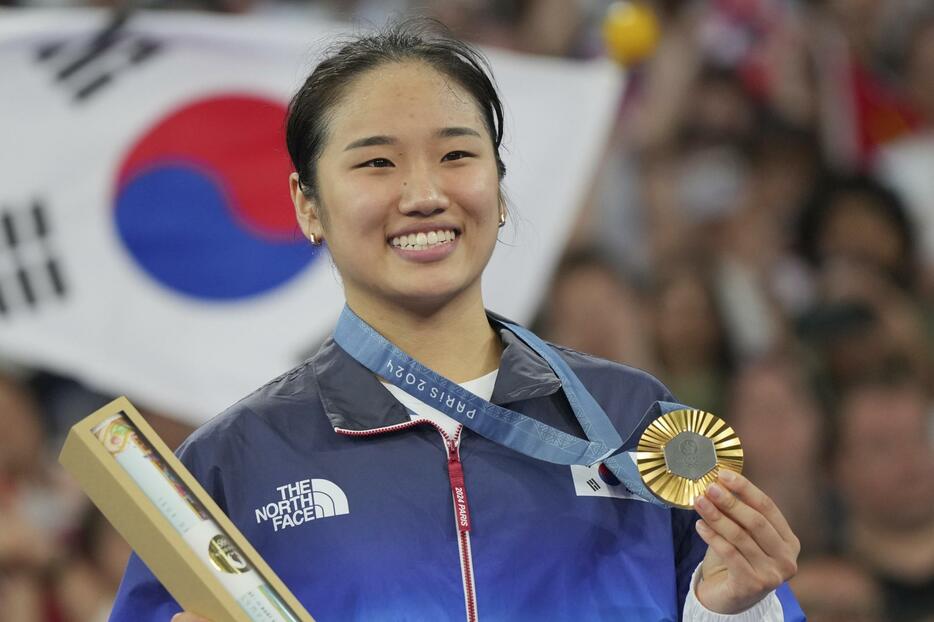 パリ五輪バドミントン女子シングルスで金メダルを獲得した安洗塋＝5日、パリ（AP＝共同）