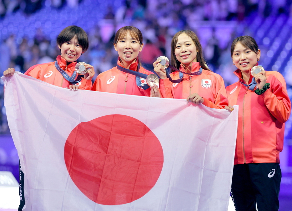 　　フェンシング女子フルーレ日本代表（左から）宮脇花綸、上野優佳、菊池小巻、東晟良