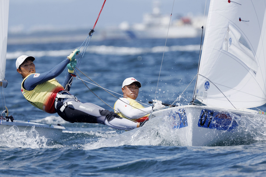 セーリングの全日本470級選手権で優勝した岡田奎樹（右）、吉岡美帆組＝江の島ヨットハーバー沖（日本470協会提供）