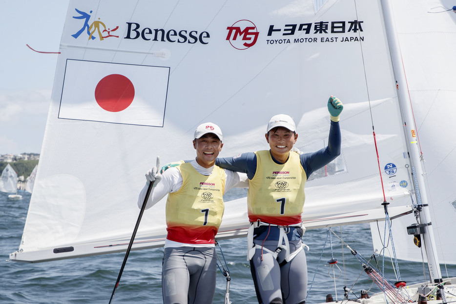 セーリングの全日本470級選手権で優勝した岡田奎樹（左）、吉岡美帆組＝江の島ヨットハーバー沖（日本470協会提供）