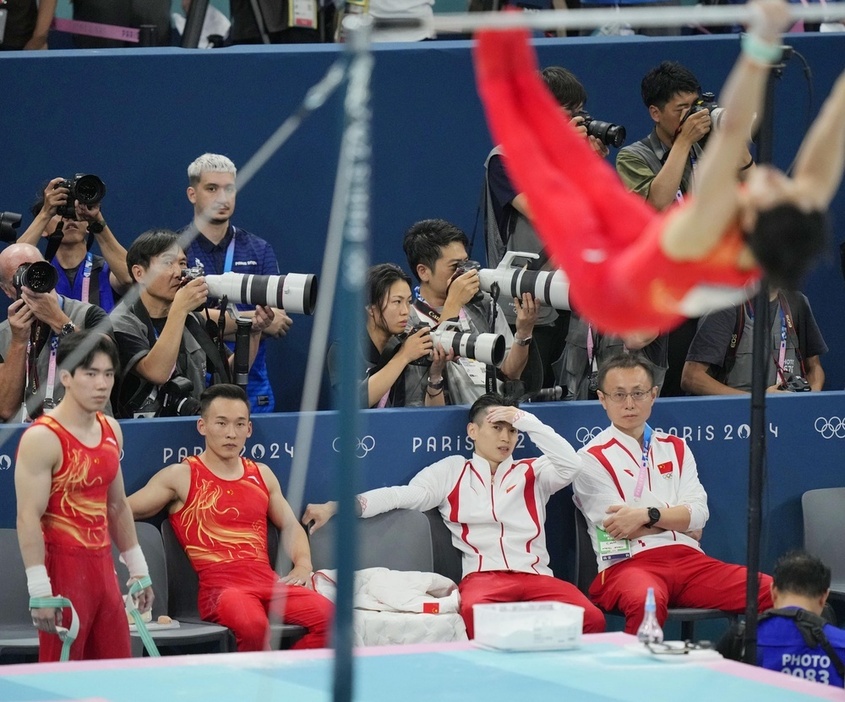 7月29日、パリ五輪の体操男子団体総合の決勝で、さえない表情の中国チーム