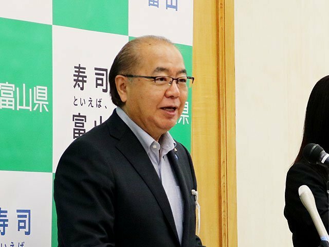 旧近代美術館の解体と緑地化について説明する新田知事＝県庁