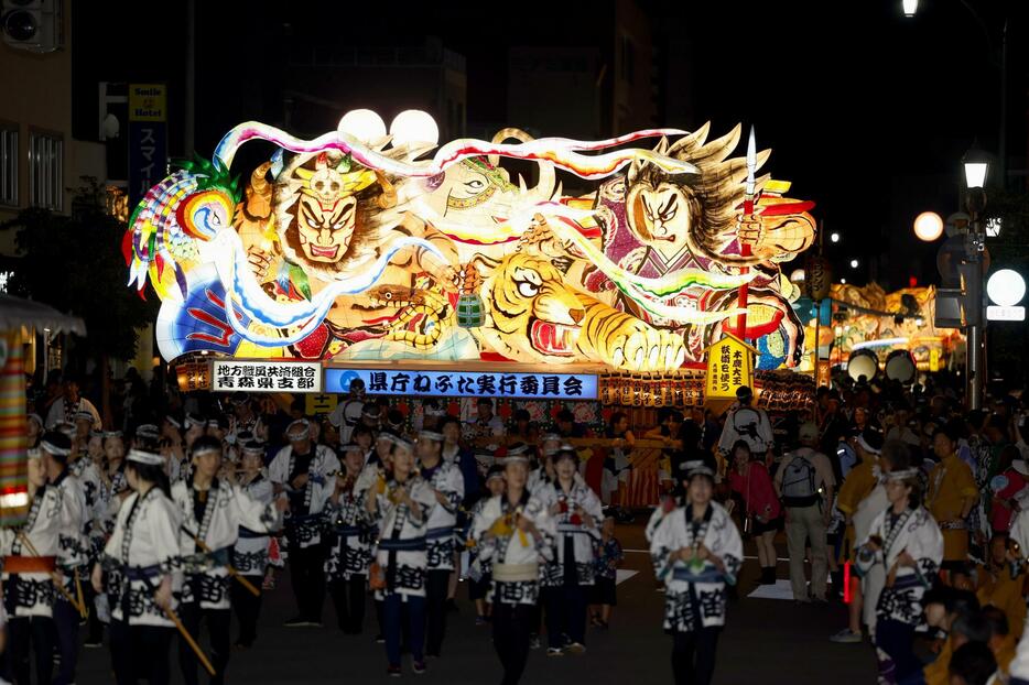 青森市で始まった「青森ねぶた祭」＝2日夜