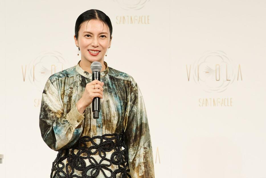 ハンブラザーズの「VI-OLA美顔器 販売1周年記念イベント」に出席した柴咲コウさん