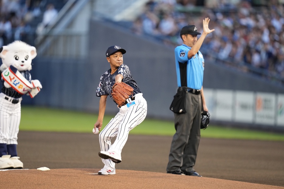 始球式に登板した中山秀征さん ©SEIBU Lions