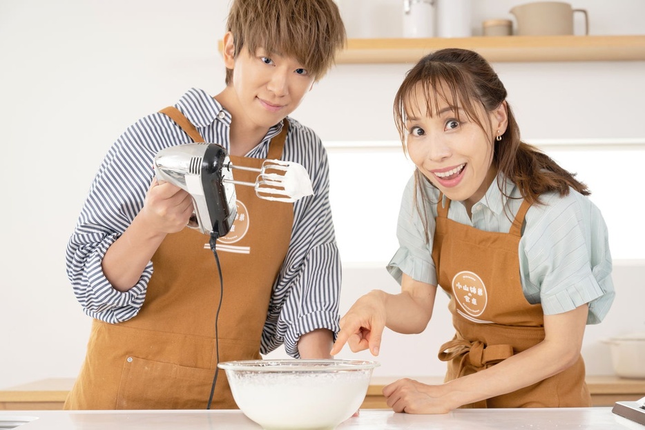 人生初！　生クリームの泡立てに成功した小山さん。軽くつまみ食いして「うまっ♪」