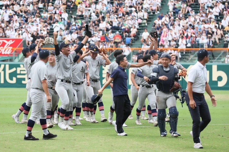 初のベスト4進出を決めた青森山田の選手達（撮影：柳瀨心祐）