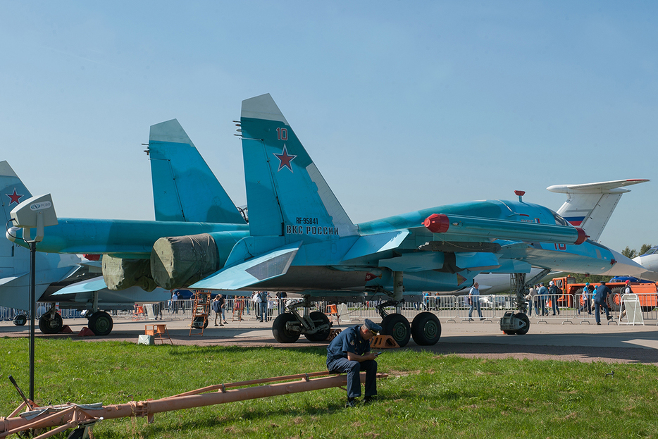 ロシア・モスクワ郊外のジューコフスキー飛行場に駐機中のSu-34戦闘爆撃機。2019年8月29日（Andrey 69 / Shutterstock.com）