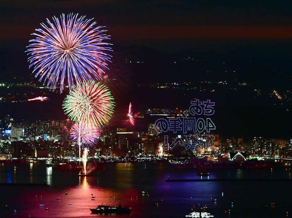 かごしま錦江湾サマーナイト大花火大会で、夜空を彩る花火＝２０２３年８月１９日、鹿児島市