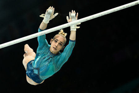 パリ五輪、体操女子個人総合決勝。段違い平行棒の演技に臨むイタリアのアリチェ・ダマト（2024年8月1日撮影）。