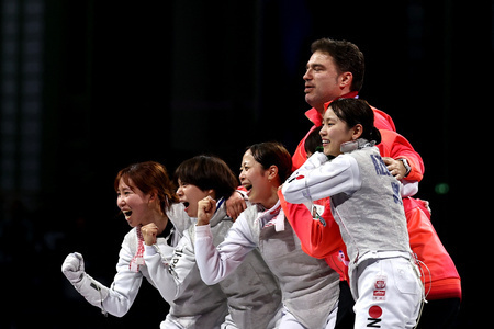 パリ五輪、フェンシング女子フルーレ団体3位決定戦、カナダ対日本。勝利を喜ぶ日本の選手ら（2024年8月1日撮影）。