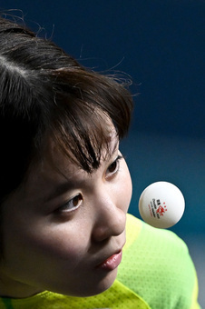 パリ五輪、卓球女子シングルス準々決勝。サーブを打つ平野美宇（2024年8月1日撮影）。