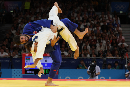 パリ五輪、柔道男子100キロ級決勝。対戦するアゼルバイジャンのゼリム・コツォイエフ（手前）とジョージアのイリア・スラマニゼ（2024年8月1日撮影）。