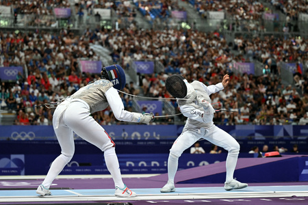 パリ五輪、フェンシング女子フルーレ団体準決勝、イタリア対日本。イタリアのマルティナ・ファバレット（左）と対戦する東晟良（2024年8月1日撮影）。