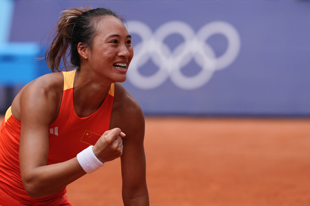 パリ五輪、テニス女子シングルス準決勝。勝利を喜ぶ中国の鄭欽文（2024年8月1日撮影）。