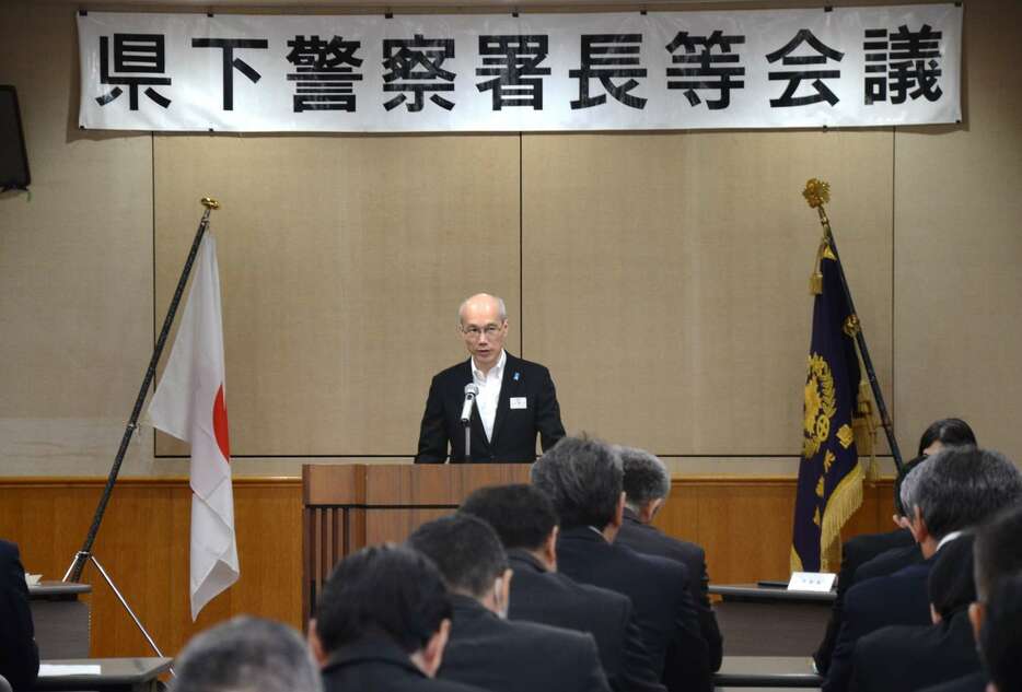 県警幹部らに訓示する野川明輝本部長＝８日、鹿児島市の県警本部