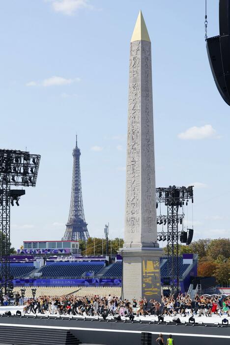 コンコルド広場で行われたパリ・パラリンピックの開会式のリハーサル＝26日、パリ（共同）