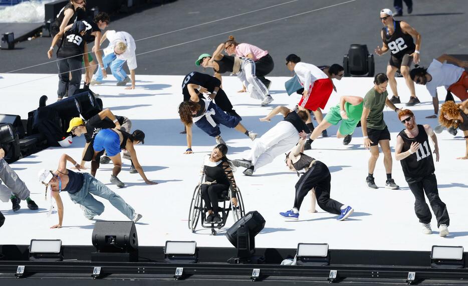 パリ・パラリンピックの開会式のリハーサルで踊るダンサー＝26日、パリ（共同）