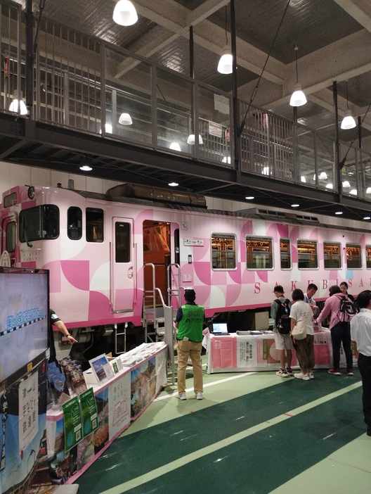 京都鉄道博物館で特別展示された観光列車「SAKU美SAKU楽」=京都府京都市で