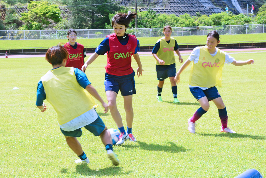 大阪と奄美の女子サッカークラブの生徒らが交流を深めた合同練習＝2日、鹿児島県奄美市名瀬