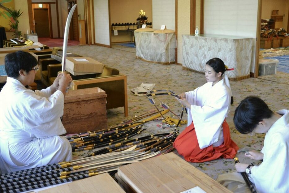 虫干し作業の様子（提供：湊川神社）