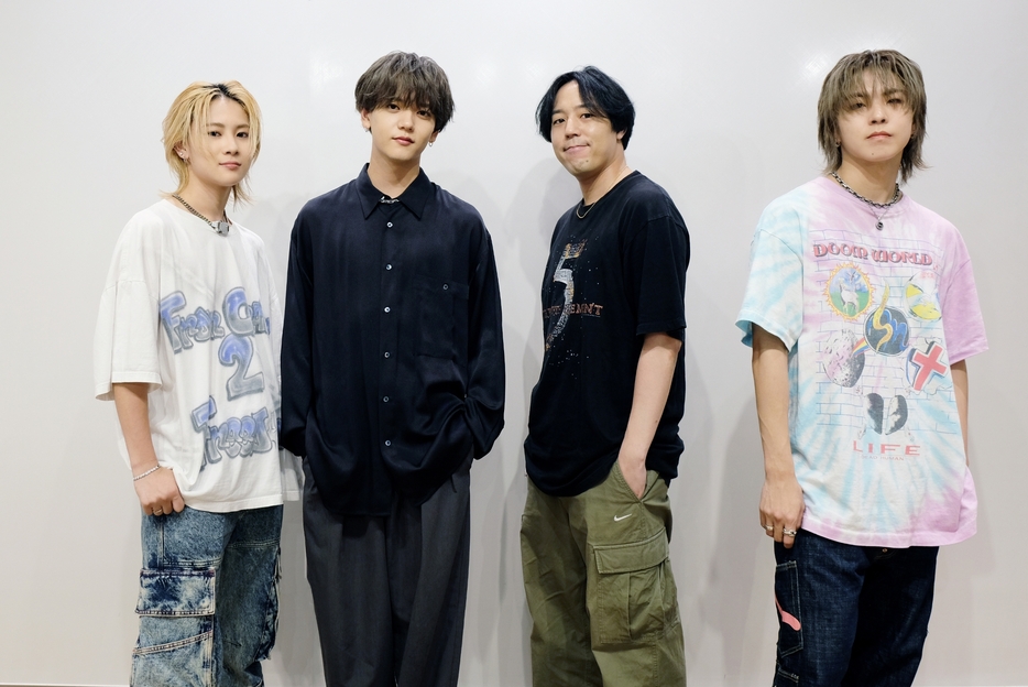 左から、HIROTO（WOLF HOWL HARMONY）、中島颯太、世界（ともにFANTASTICS）、夫松健介（KID PHENOMENON）撮影・酒井紫野