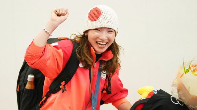 手作りの帽子をかぶり帰国したブレイキン初代女王のAMI選手(写真：アフロスポーツ)