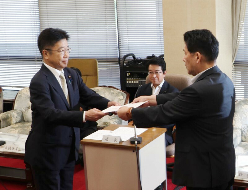 小野氏（右）から自民党総裁選出馬の要請文を受け取る加藤氏