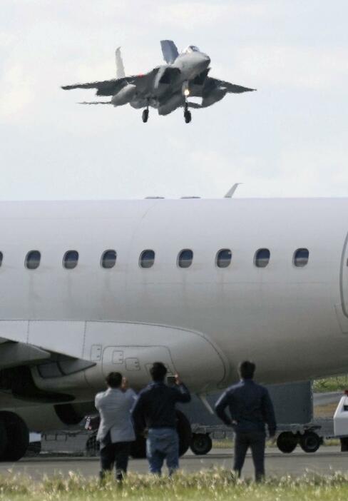 鹿児島県の徳之島空港で訓練する航空自衛隊のF15戦闘機＝2023年11月