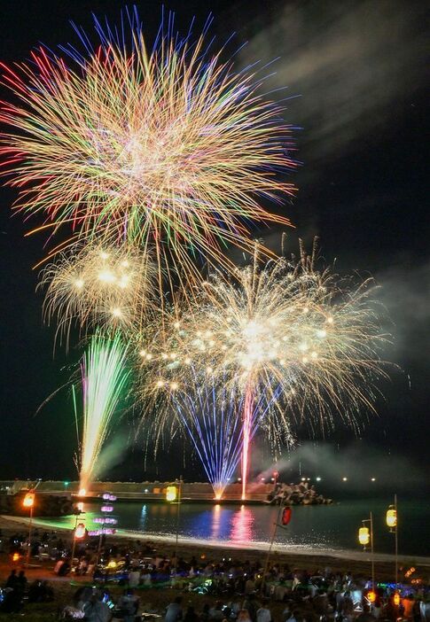 みなべの夜空を彩った奉納花火（１日夜、和歌山県みなべ町で）＝長時間露光