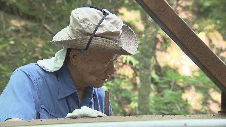 箱わなを確認する原田さん