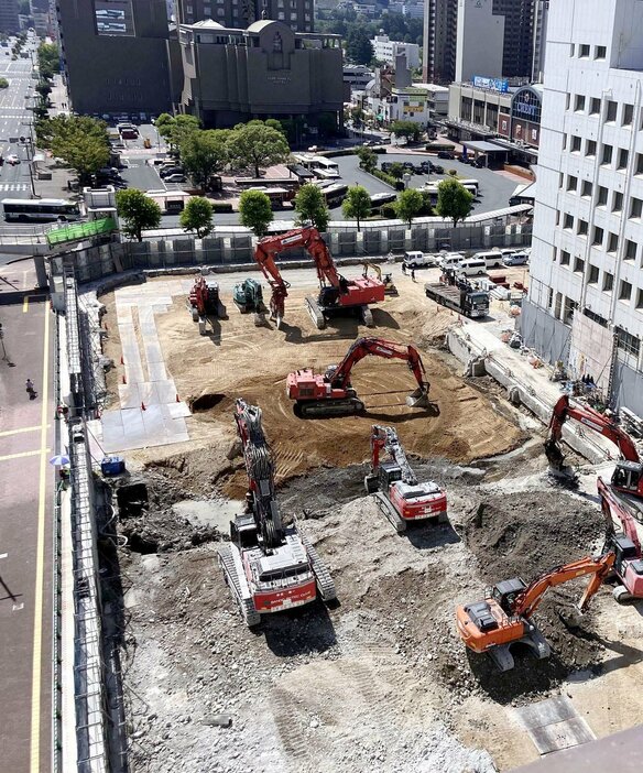 旧そごう呉店の解体が完了した跡地。奥右はJR呉駅（1日）