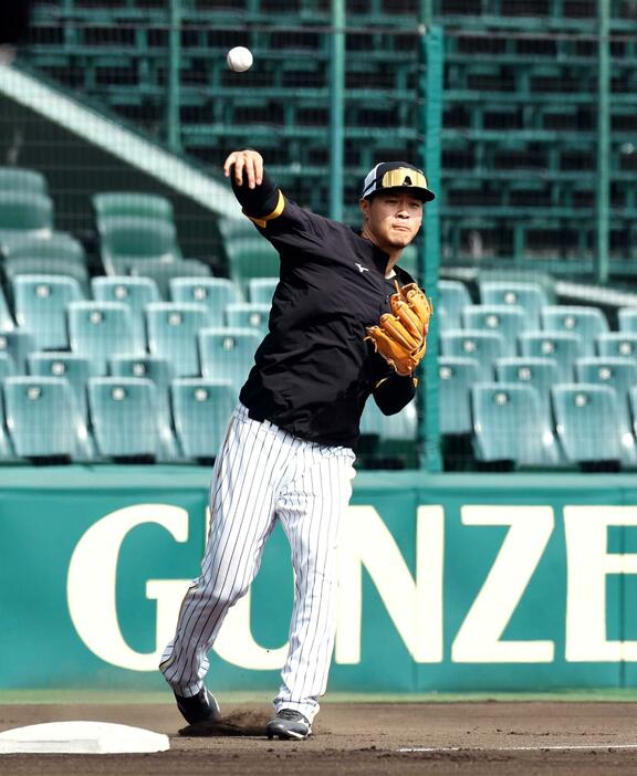 　ノックを受け、送球する佐藤輝（撮影・山口登）