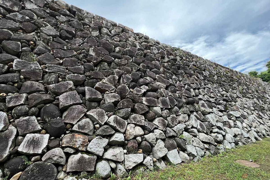 自然石を使用した「野面積み（のづらづみ）」による見事な石垣を堪能できる。河川の玉石の丸い面を残しているのが「富山城」の特徴。三層構造で強固なだけでなく排水性にも優れていたようだ