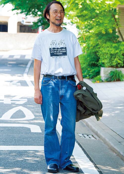 デニム＝リーバイス　シャツ＝フジト　Tシャツ＝超山田堂　靴＝ビルケンシュトック