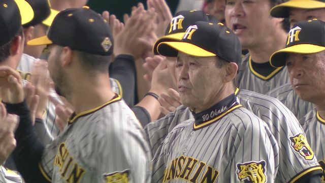 選手たちとハイタッチをかわす阪神・岡田彰布監督(画像:日テレジータス)