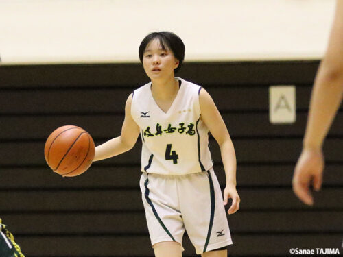 岐阜女子の攻撃の起点となる林琴美 [写真]＝田島早苗