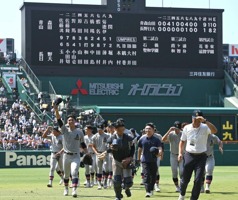 　長野日大に勝利し、スタンドの声援に応える青森山田・関浩一郎（左から２人目）ら青森山田ナイン（撮影・北村雅宏）