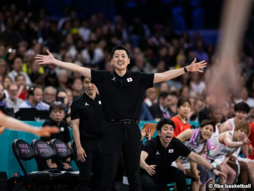 窮地に追い込まれた女子日本代表を指揮する恩塚亨HC［写真］＝fiba.basketball