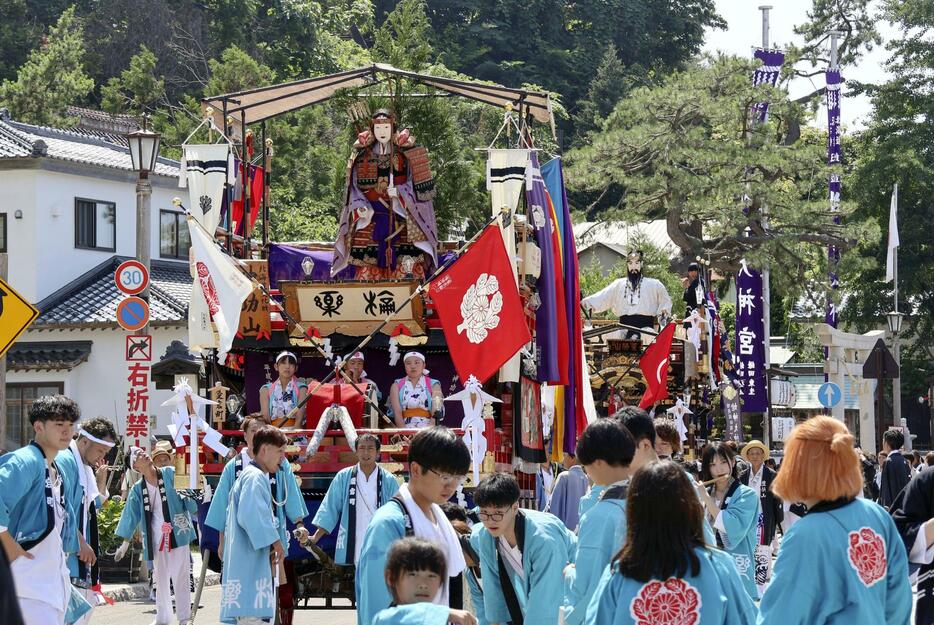 祭りばやしが奏でられる中、「いにしえ街道」を進む山車＝10日午後、北海道江差町