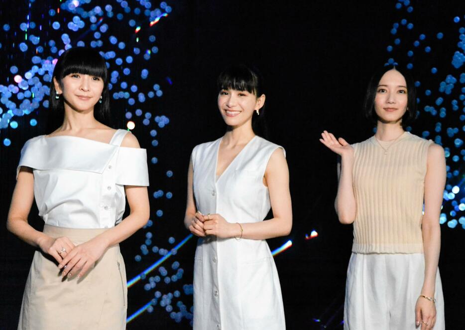 　「Ｐｅｒｆｕｍｅ　Ｄｉｓｃｏ－Ｇｒａｐｈｙ　２５年の軌跡と奇跡」開幕直前＆Ｐｅｒｆｕｍｅ周年企画記者発表会に登場したＰｅｒｆｕｍｅの（左から）かしゆかこと樫野有香、あ～ちゃんこと西脇綾香、のっちこと大本彩乃