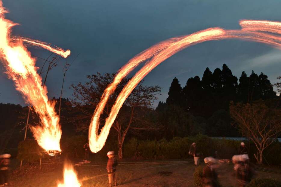 夜空を焦がすたいまつの炎＝１５日午後７時２５分、日置市東市来町養母